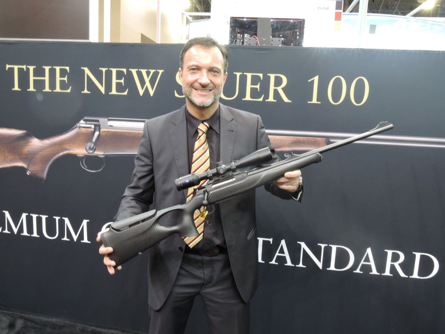 Sauer S404 Karbon Sauer & Sohn Produktmanager hält Sauer S404 Karbon in die Kamera.