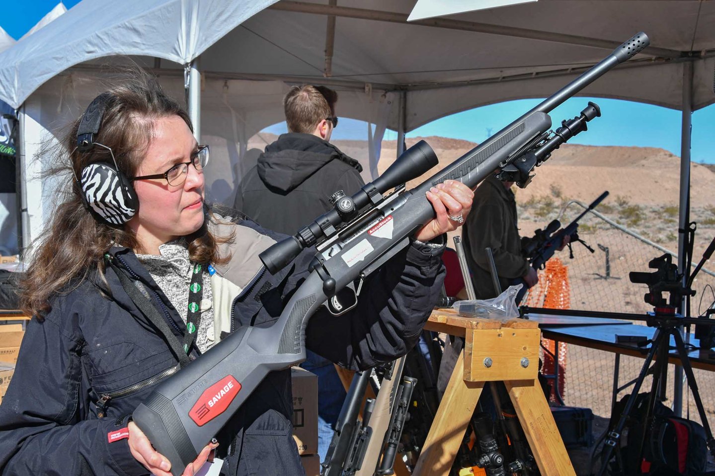 Savage Model 110 Repetierbüchsen mit AccuFit Schaft-System Frau mit Gehörschutz hält Savage Model 110 mit AccuFit Schaft-System