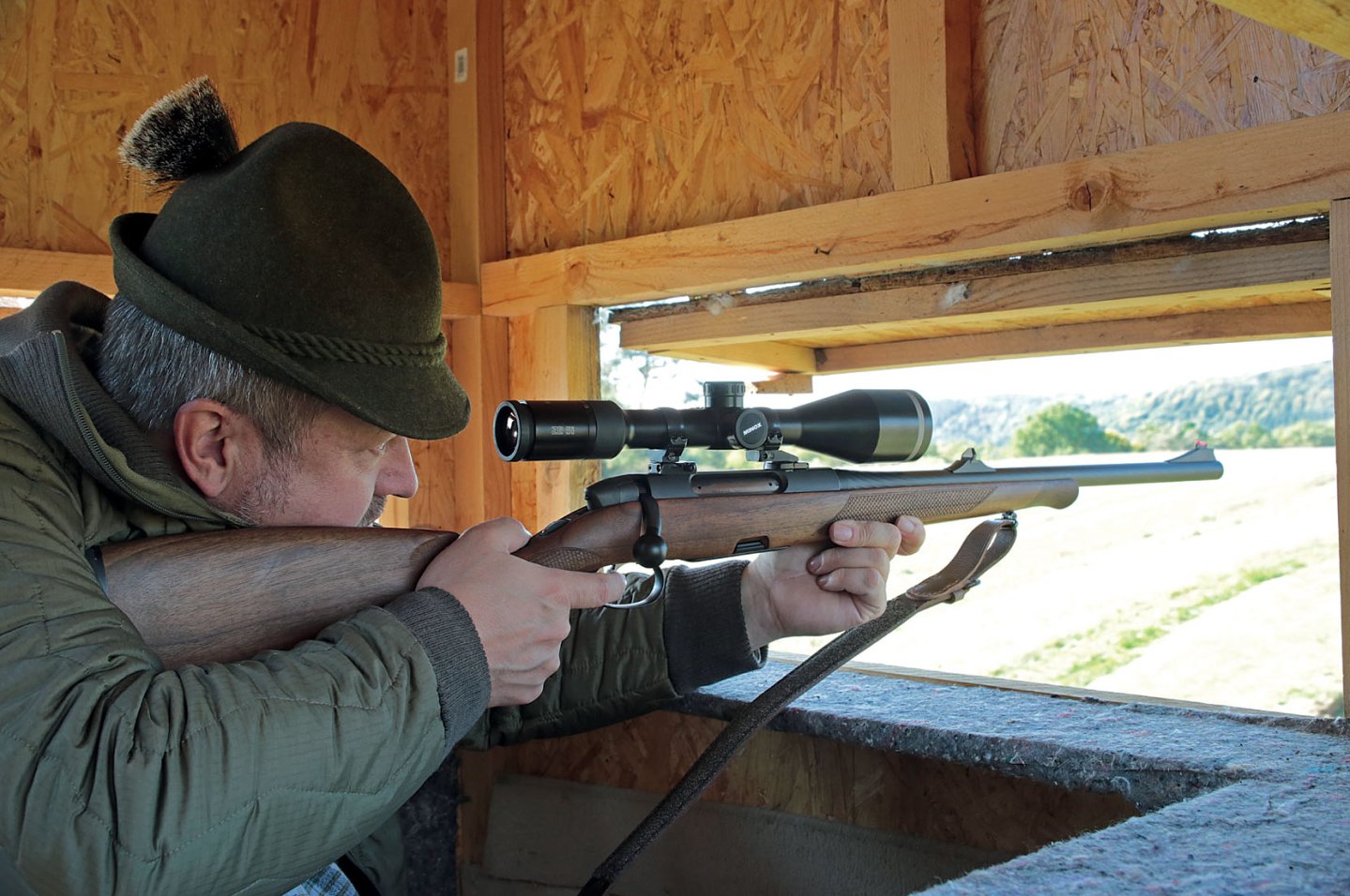 Jäger mit Repetierbüchse im Anschlag in Kanzel