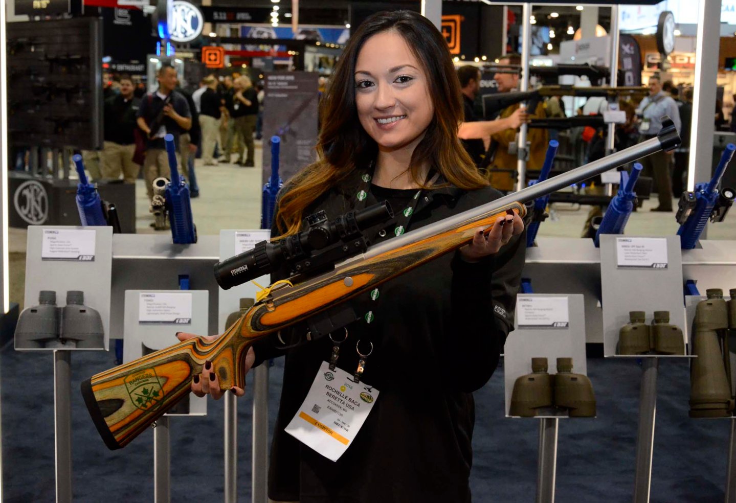 Tikka T3 CTR Tikka T3 CTR wird in Kamera gehalten.