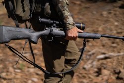 Erweiterung der Bergara B14-Repetierbüchsen-Serie bei Leader Trading: Die B14² CIMA CF Bergara B14² CIMA CF in der Hand des Jägers im Revier.