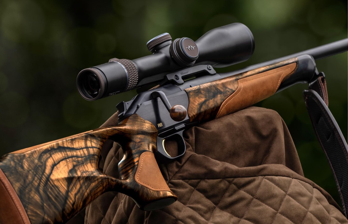 Blaser R8 Success Vintage mit Optik, abgelegt auf Unterlage von hinten rechts.