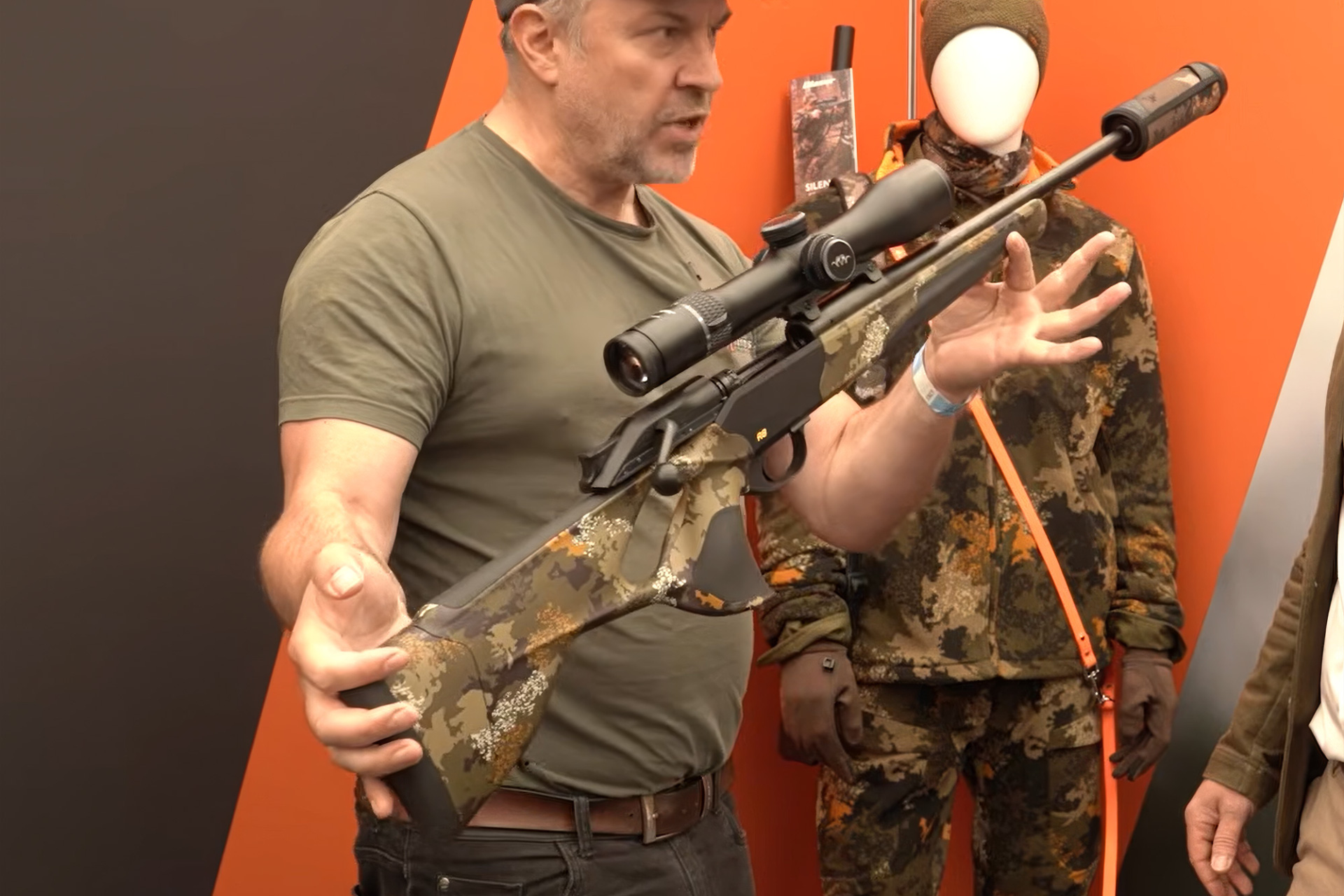 blaser: Blaser R8 Ultimate jetzt auch in Silence Camo: Neue Schaftvariante für den bekannten Geradezugrepetierer samt passend gestaltetem Jagd- und Waffenzubehör