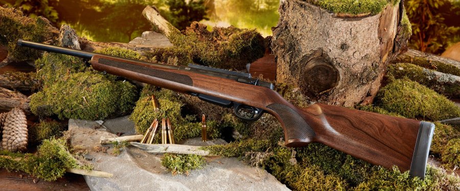 Alles dran? Die günstige Brenner BR 20 Repetierbüchse für die Jagd im Test Brenner BR 20 Repetierbuechse fuer die Jagd mit Munition vor Wald-Kulisse linke Ansicht