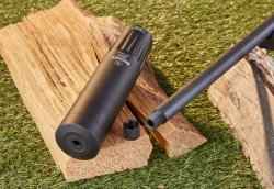 Übersicht und Test: Die jagdliche Repetierbüchse Brenner BR20 bei B&H Waffenhandel Schalldämpfer Brenner SD21 neben Mündungsgewinde.