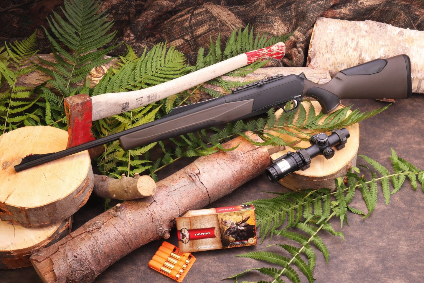 Test: Browning BAR MK3 Composite Brown Browning BAR MK3 Composite Brown auf Baumstämmen