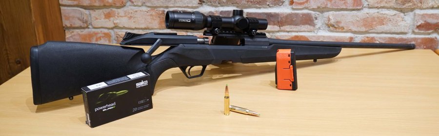Video: Mit dem Hundeführer auf der Drückjagd – mit dabei: Die Beretta BRX1 und das Steiner Ranger 6 1-6x24 Beretta BRX1 mit aufgesetztem Steiner Ranger 6 1-6x24 und Sako Powerhead Blade im Vordergrund.