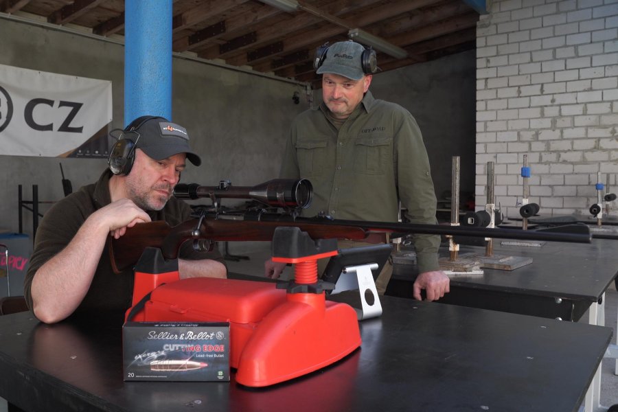 Mit überholter alter Waffe auf dem Schießstand