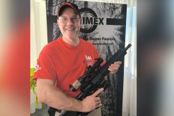 Hubert Bodächtel beim Termin in Fürth mit der MR223 von Heckler&Koch