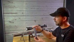 AirGhandi präsentiert Hugget Schalldämpfer AirGhandi hält Hugget Standard Schalldämpfer in der Hand und präsentiert ihm den Zuschauer.
