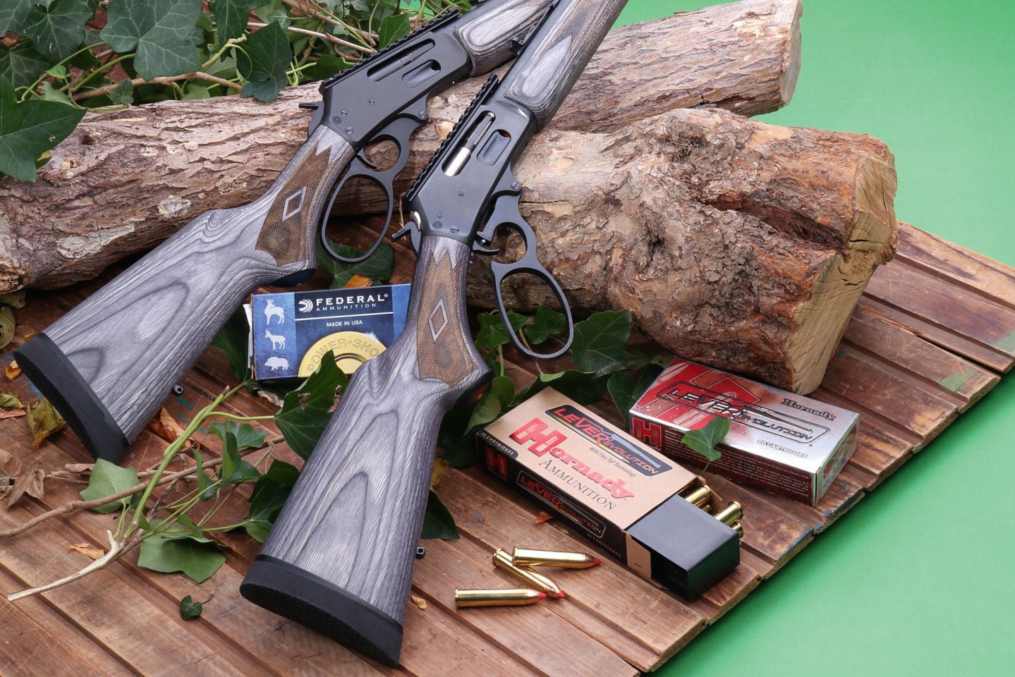 Beide Testwaffen nebeneinander. Holz und Laub als Untergrund.