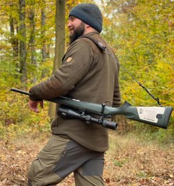 Test: Mauser 18 Waldjagd – jagdliche Repetierbüchse im top-aktuellen Trendkaliber 8,5x55 Blaser Jäger mit Mauser 18 Waldjagd im Revier.