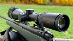 Test: Mauser 18 Waldjagd – jagdliche Repetierbüchse im top-aktuellen Trendkaliber 8,5x55 Blaser Minox RS-4 2,5-10x50 von hinten links.