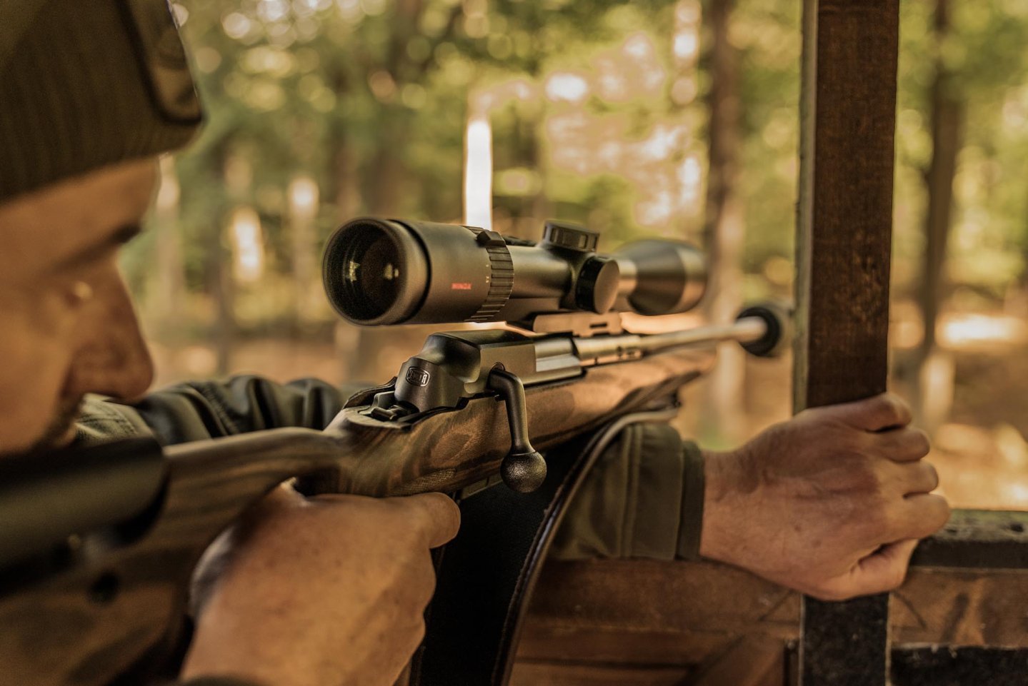 Weltpremiere: Mauser 25 mit drei Modellen – schneller Geradezugrepetierer für die Jagd Jäger mit Mauser 25 auf dem Hochsitz.