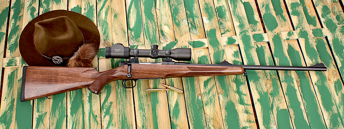 Unsere Testwaffe: Die MAUSER M12 mit Duralyt 2-8 x 42 Zieloptik von ZEISS. 