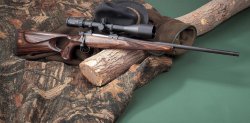 Test & Technik: Mauser M 12 S Max in .308 Winchester Die Mauser M 12 S Max in .308 Winchester in Vollansicht auf Holz
