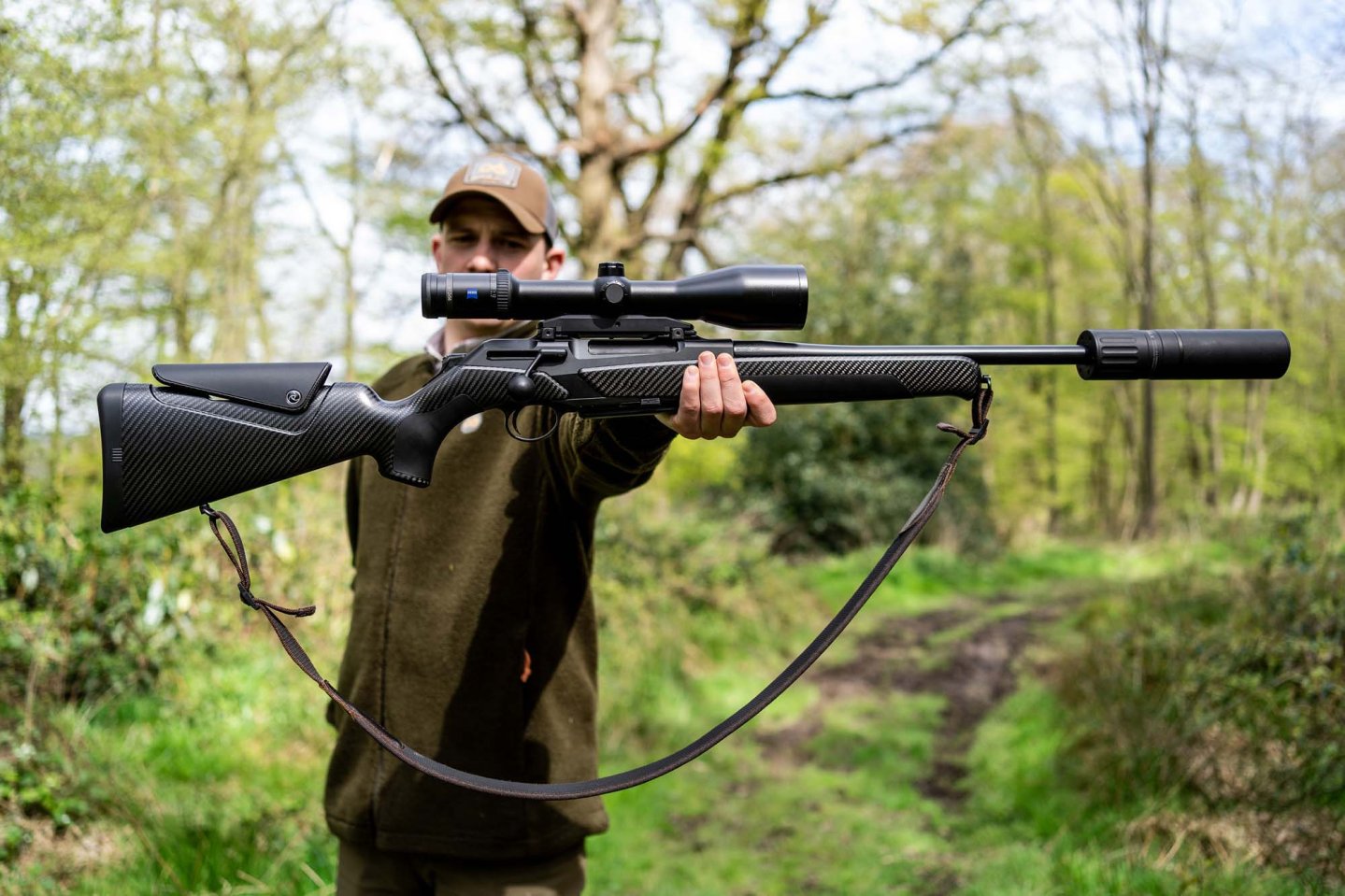 Premiere bei Merkel: Die jagdliche Repetierbüchse Helix gibt es jetzt mit Carbonschaft Merkel Helix Carbon, Jäger hält die Waffe mit einer Hand.