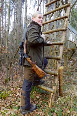 Test: Merkel K5 Black/Extreme – was leistet die Kipplaufbüchse? Und auf Pirsch mit einem der K5-Entwickler im Video Jägerin steigt mit Merkel K5 auf den Hochsitz