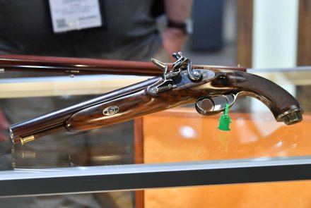 Howdah-Steinschloss-Pistole von Pedersoli in der Vitrine.
