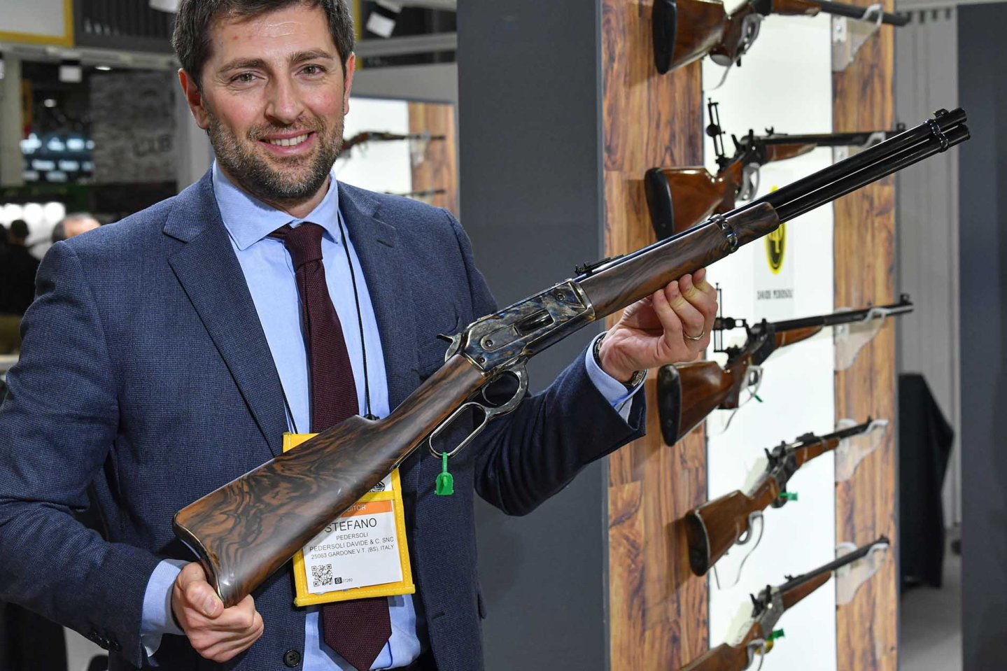 Mann zeigt das neue 1886 Carbine von Pedersoli.