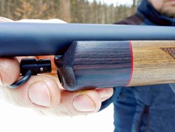 Strasser RS 700: Das leistet der neue Geradezugrepetierer mit zur Remington 700 kompatibler Systemgeometrie Vordere Buchse für QD-Riemenbügel an der Strasser RS 700 Legend.