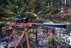 Strasser RS 700: Das leistet der neue Geradezugrepetierer mit zur Remington 700 kompatibler Systemgeometrie Mit der Strasser RS 700 im Revier. Als ZF dient ein Noblex NZ6 3-18x56 inception.