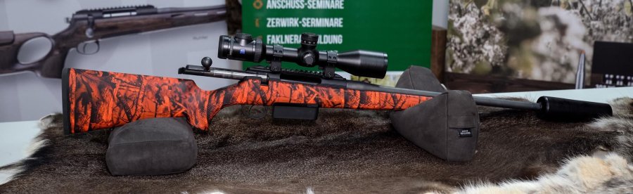 Roessler Signature "Driven Hunt" mit Zeiss 1,8-14x50 & Hausken Jakt JD 184 XTREM Roessler Signature Driven Hunt, Zeiss V8 1,8-14x50 in einer MAKuick 3 und Hausken Jakt JD 184.
