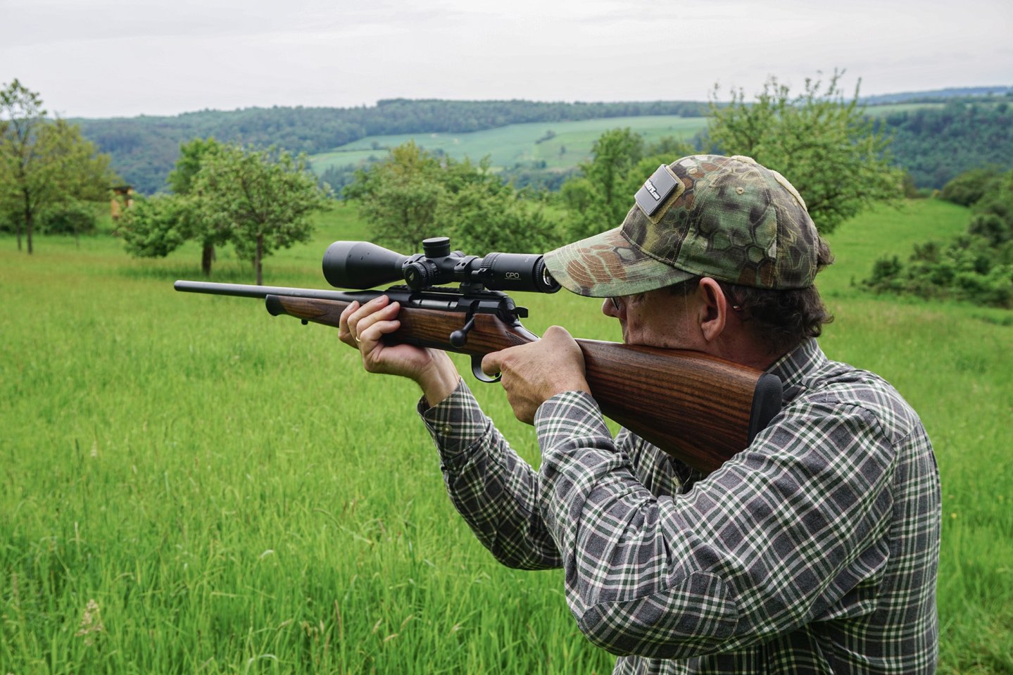 Rössler Signature Links. Jäger im Anschlag.