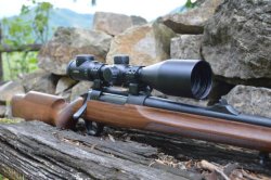 Test: Repetierbüchse Sabatti SAPHIRE für die Jagd Jagdbüchse Sabatti SAPHIRE mit Multi-Radial-Lauf und Zielfernrohr Leica Magnus 2,4-16x56