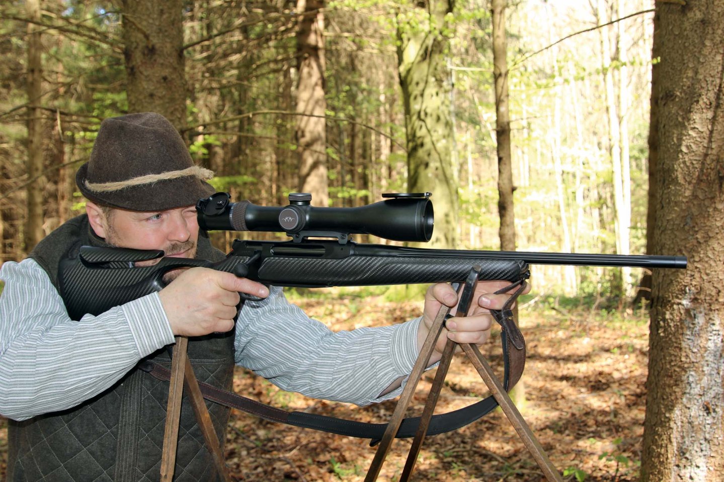 Die jagdliche Repetierbüchse Sauer 505 im Test – Variante Synchro XTC in .308 Winchester Jäger im Anschlag mit Sauer 505.