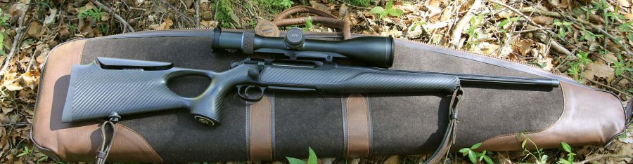 Die jagdliche Repetierbüchse Sauer 505 im Test – Variante Synchro XTC in .308 Winchester Sauer 505 komplett von links, liegend auf Futteral im Revier.