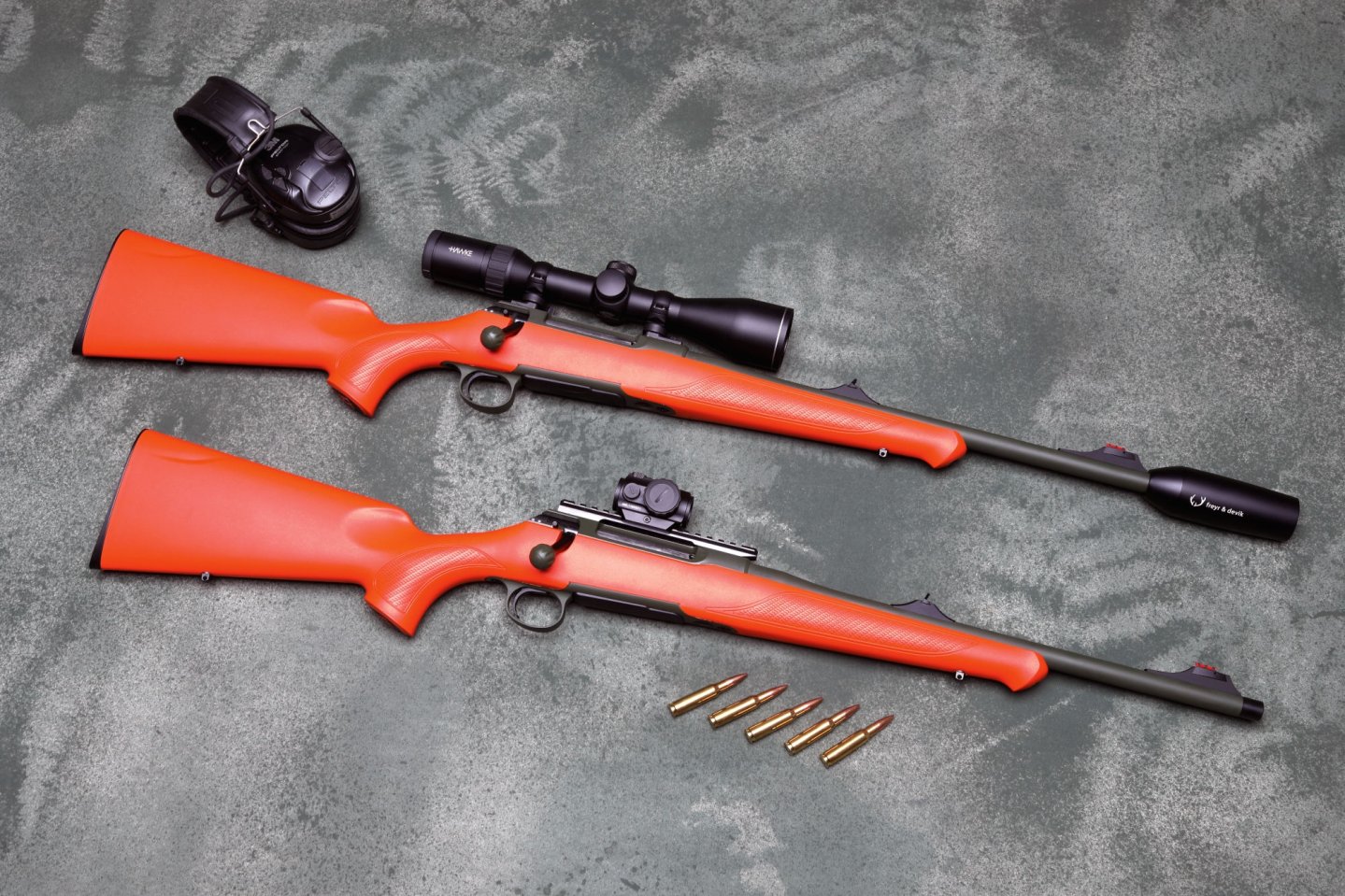 Sondermodell von B&H im Test: Das kann die Sauer S100 Drückjagd in .308 Winchester Zwei Versionen der Sauer S100 Drückjagd übereinander.