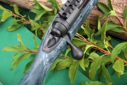 Savage 10T-SR Repetierbüchse für die Jagd im Test Sicherung und Kammerstengel des Repetierers von Savage