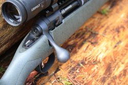 Savage 110 Hog Hunter 2.0, Zylinderverschluss-Repetierer in .308 Winchester Savage 110 Hog Hunter 2.0 mit übergroßer Repetierhebel.