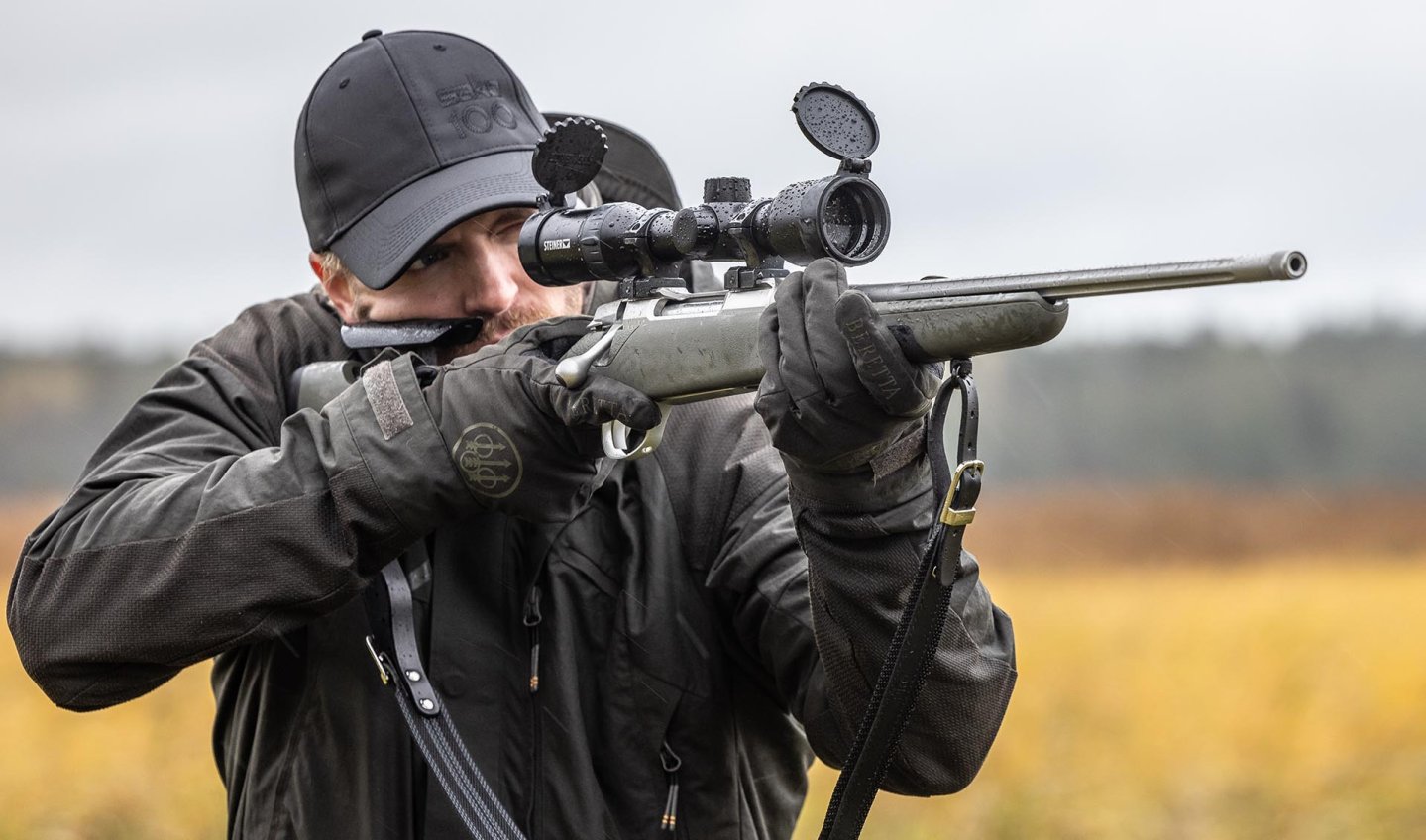 Neue Sako 90 Finnlight-Repetierbüchse: Legendäre Leichtigkeit für die Jagd Sako 90 Finnlight mit einem Premium-Steiner-Jagdzielfernrohr.