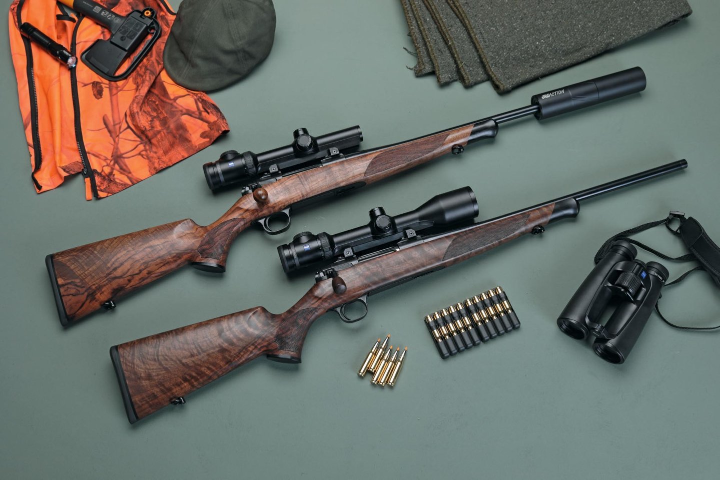 Vorstellung: Steel Action HSL – leichte Variante des jagdlichen Geradezugrepetierers Steel Action HSL in zwei verschiedenen Lauflängen mit ZFs von Zeiss.