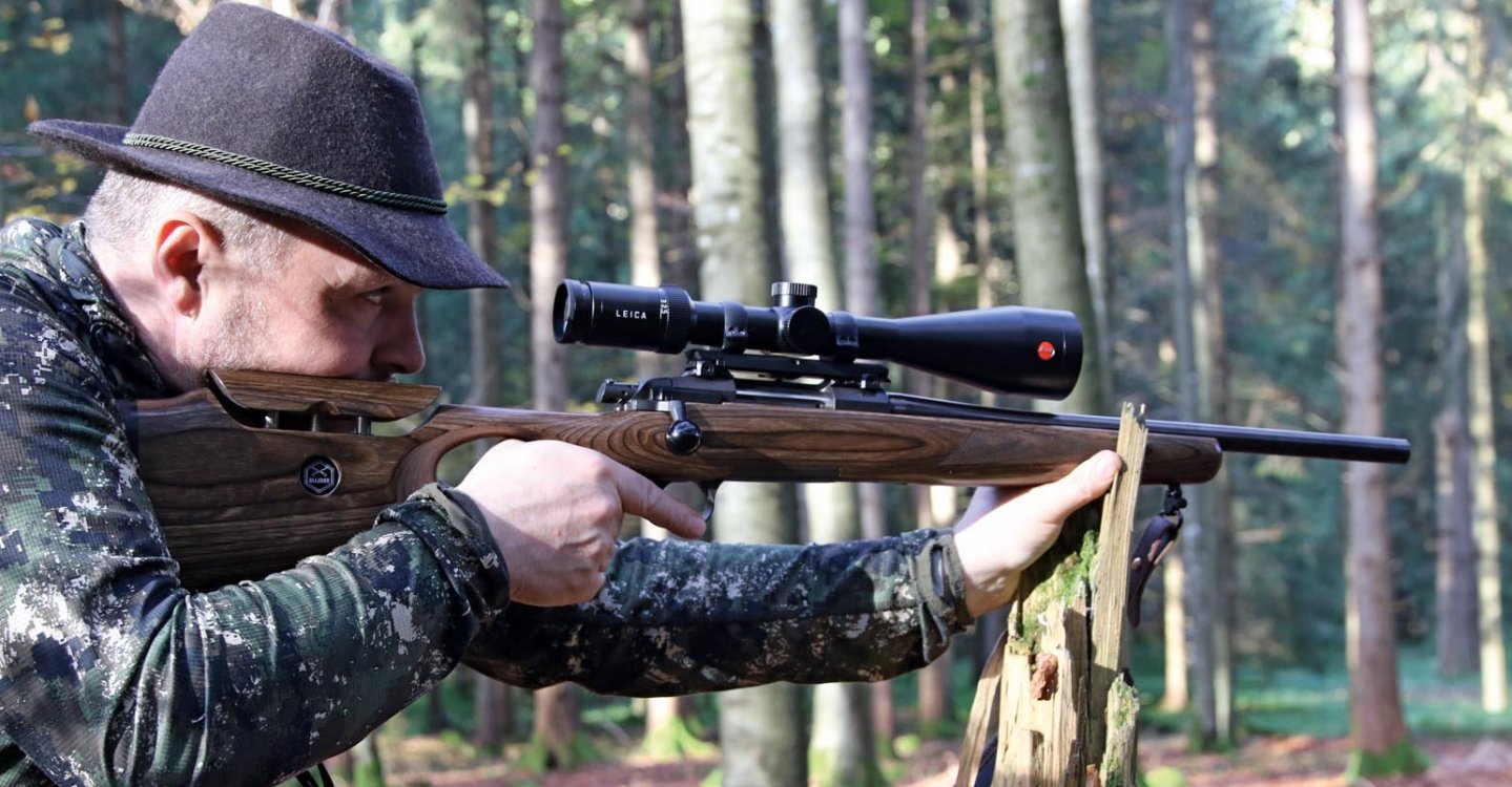 Steel Action Steel Hunter by Alljagd: Sondermodell des Geradezugrepetierers in .308 Winchester im Test Jäger mit Steel Hunter by Alljagd im Anschlag.