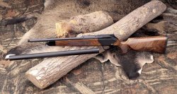 Die Blaser R8 Silence mit abgeschraubtem Schalldämpfer. Der wie ein Laufmantel über das Rohr gesetzte Dämpfer kommt mittels eines M 15 x 1er Gewindes auf die Mündung des insgesamt 42 cm langen Rohres. Die Blaser R8 Silence mit abgeschraubtem Schalldämpfer. Der wie ein Laufmantel über das Rohr gesetzte Dämpfer kommt mittels eines M 15 x 1er Gewindes auf die Mündung des insgesamt 42 cm langen Rohres.