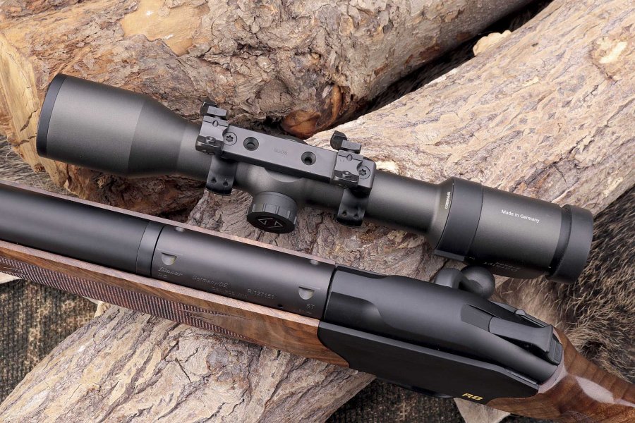 Die Blaser R8 Silence bringt ab Werk vier halbmondförmige Basen in der Systemhülse für die hauseigene Sattel-Montage mit. Die Blaser R8 Silence bringt ab Werk vier halbmondförmige Basen in der Systemhülse für die hauseigene Sattel-Montage mit.