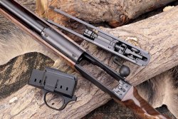 Rechts neben der R8 Silence liegt deren Verschlussgruppe mit der Unterseite nach oben. Bei der Blaser-Waffe bilden Einsteckmagazin und Abzugsgruppe eine Einheit. Rechts neben der R8 Silence liegt deren Verschlussgruppe mit der Unterseite nach oben. Bei der Blaser-Waffe bilden Einsteckmagazin und Abzugsgruppe eine Einheit.