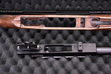 Test: Brenner BR18 in .308 Winchester − kann der Repetierer für 799,- Euro überzeugen? Systemkasten und Aussparung im Holzschaft der Brenner BR18