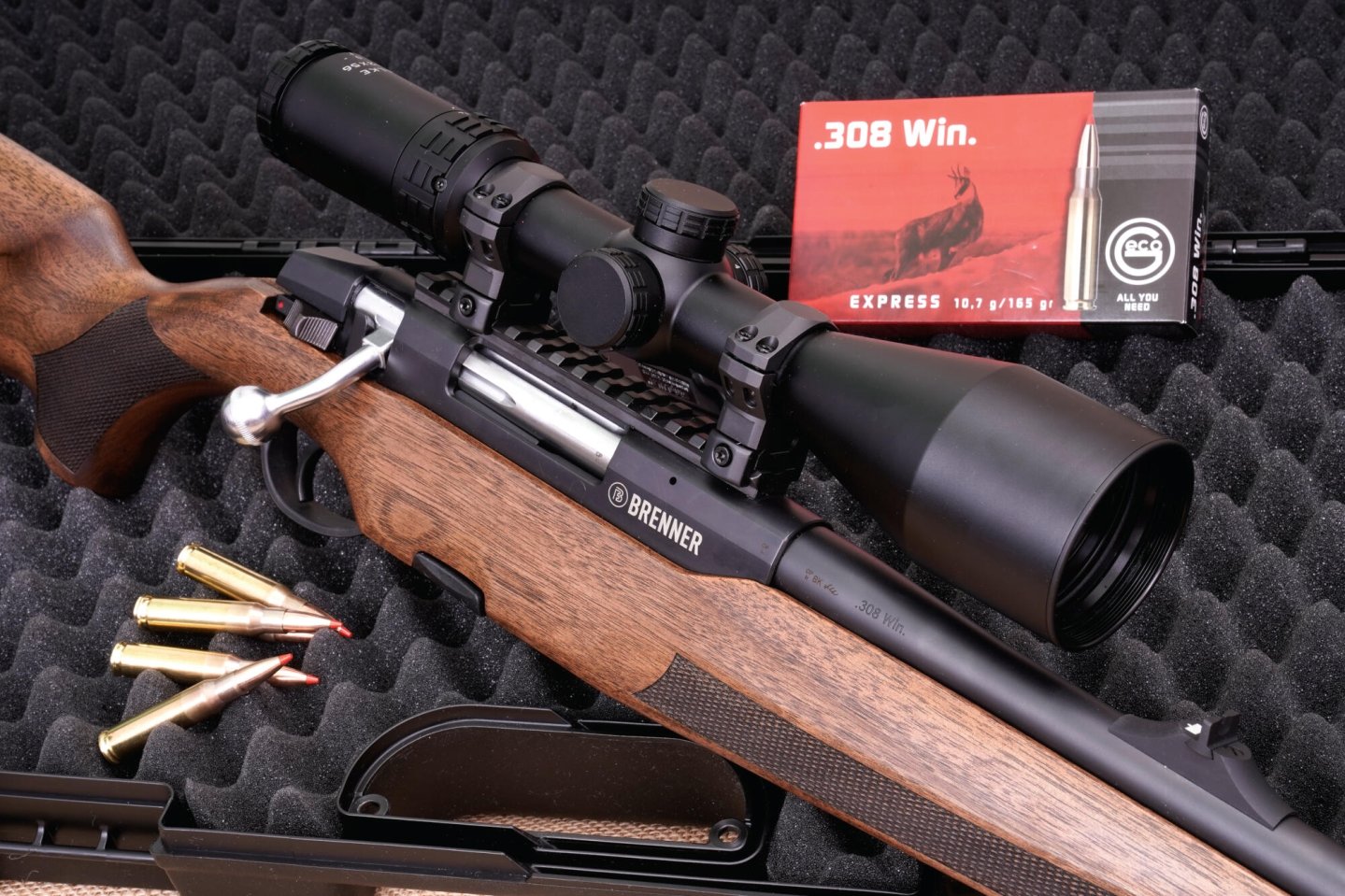 Brenner BR18 mit Patronen in .308 Winchester und Falke 3-12x56-Zielfernrohr