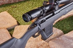 Savage 110 Tactical: Die Repetierbüchse in .308 Win. ausgestattet mit dem Zielfernrohr Bushnell 3-18x56 SFP und dem Schalldämpfer A-Tec Hertz 2 im Praxistest Der taktisch gestaltete Kammergriff der Savage 110 Tactical ist so gestaltet, dass die Hand beim Repetieren genügend Abstand zum Zielfernrohr hat.