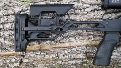 Der Präzisionsrepetierer-Hersteller Unique Alpine fertigt auch ein extreme kurze Reptierbüchse des Typs UPG-1 Die Schulterstütze des Unique Alpine UPG-1 biete mehrere Verstelloptionen.
