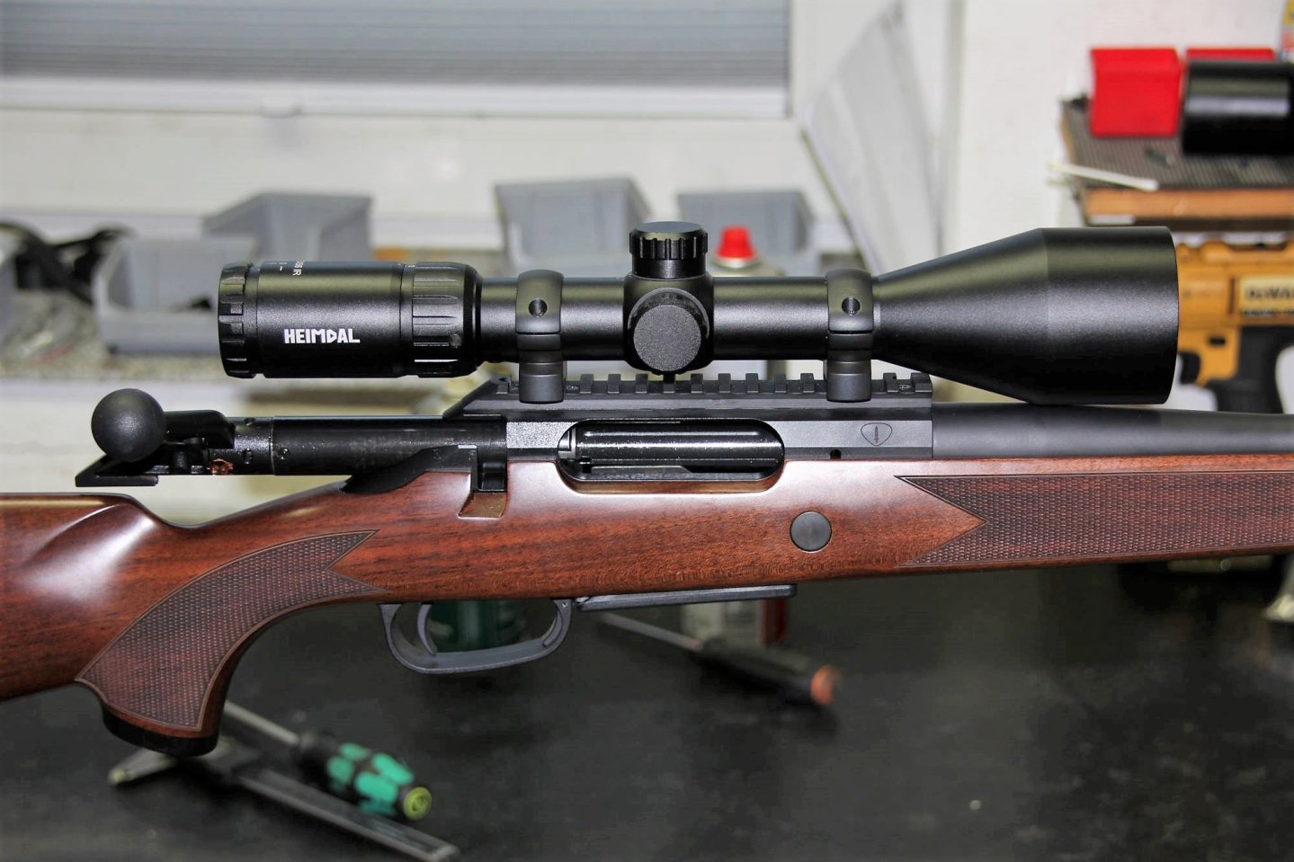 User-Test: Unique Alpine JPR-1 Europa – Mit dem Repetierer im Kaliber 6,5 Creedmoor auf Nandu-Jagd Unique Alpine JPR-1 Europa Jagdrepetierer im Kaliber 6,5 Creedmoor mit Mjoelner Hunting Heimdal XO 3-12x56 Zielfernrohr