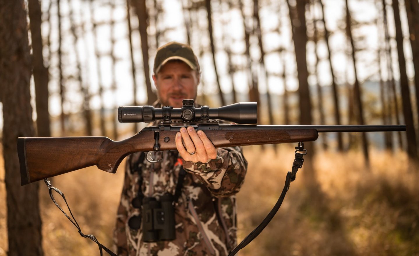 Brandneu: Česká zbrojovka erweitert seine aktuelle 600er Repetierbüchsenbaureihe um die CZ 600 American US Top-Schütze Matt Emmons hält die neue CZ 600 American in die Kamera.