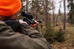 Vorstellung und Praxistest: Der brandneue Geradezugrepetierer Savage Impulse Driven Hunter − eine universelle Jagdbüchse für Drückjagd, Ansitz und Pirsch Das Foto zeigt die neue Savage Impulse Driven Hunter bei ihrem prädestinierten Einsatzzweck: der Drückjagd.