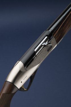 Benelli Raffaello Ethos 28 Magnum: halbautomatische Flinte für die Jagd Gehäuse der halbautomatischen Flinte Benelli Raffaello Ethos 28 Magnum