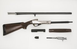 Benelli Raffaello Ethos 28 Magnum: halbautomatische Flinte für die Jagd Halbautomatische Flinte Benelli Raffaello Ethos 28 Magnum in einzelne Waffen-Komponenten zerlegt