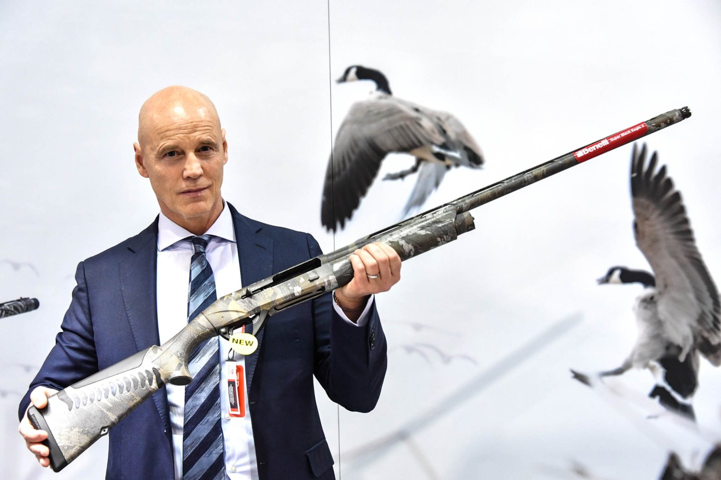 Benelli stellt auf der SHOT Show 2017 das neueste Super Black Eagle Modell vor Mann hält Benelli Super Black Eagle 3 Flinte auf SHOT Show 2017